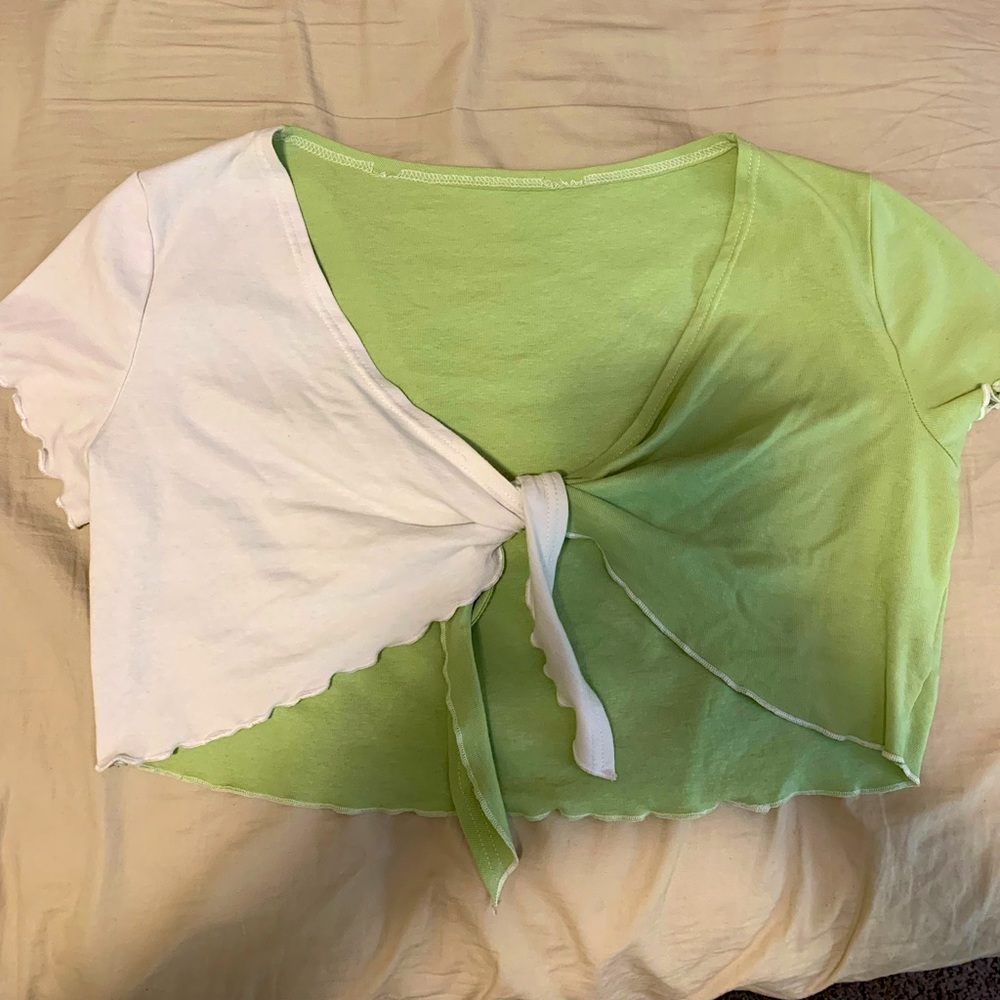 Hi! This is a super cute top I bought recently! Just doesn’t fit my vibe!